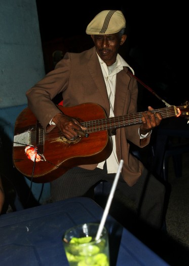 Dand les rues de la Havane, à n'importe quelle heure du jour ou de la nuit, un musicien peut en cacher un autre.