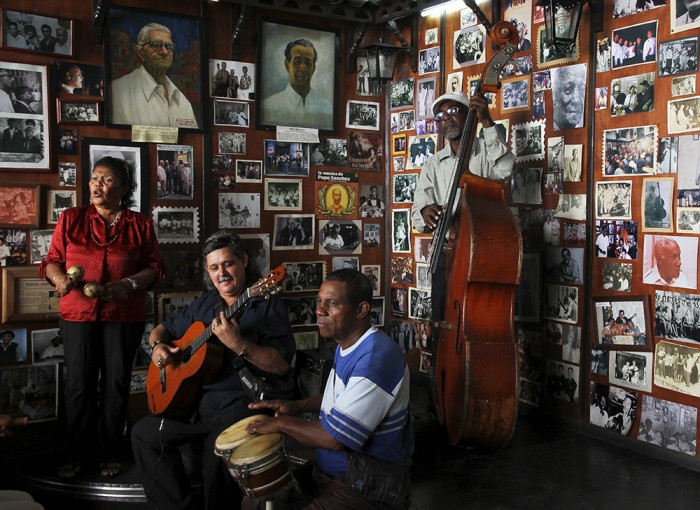 A Santiago, la casa de la Trova. Dans la petite salle couverte des photos des musiciens qui ont fait l’histoire musicale de la ville, l'orchestre est à son poste, devant un public d’une vingtaine de personnes, parmi lesquels seulement deux ou trois étrangers. 