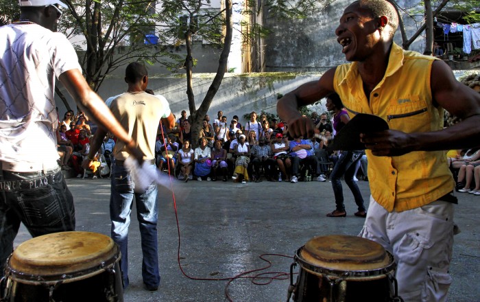 Concert improvisé dans une arrière-cour de la Havane.