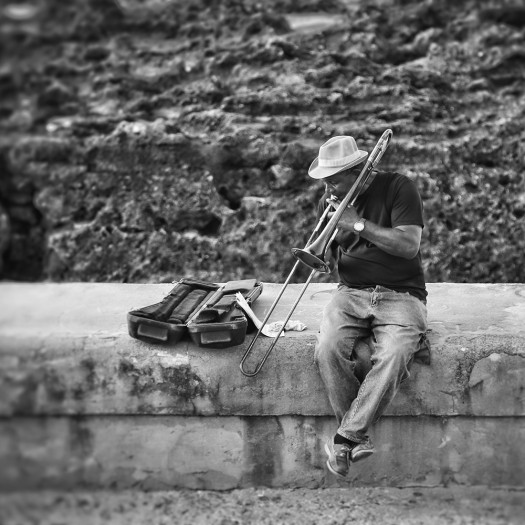 La Havane, sur le malecon, le tromboniste répète.
