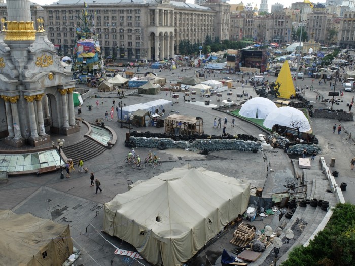 La place Maidan offre le spectacle d’un camp retranché. Mais la galerie de produits de luxe, sur la gauche de la photo, fonctionne et a toujours fonctionné normalement !
