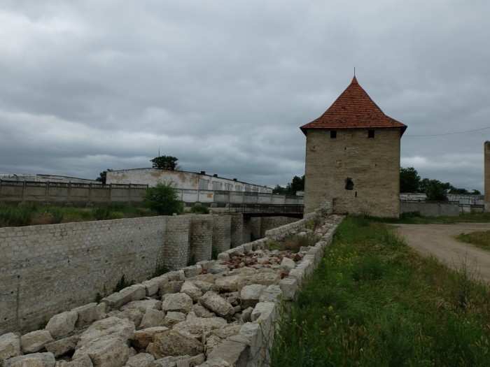 Derrière les douves de l’ancienne forteresse de Tiraspol, on aperçoit les bâtiments de la caserne moderne dont une partie est toujours occupée par l’armée russe.