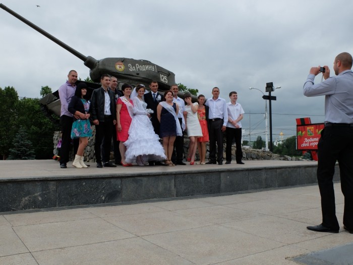 En Transnistrie, le char du mémorial de la Seconde guerre mondiale est un porte-bonheur pour les jeunes mariés …