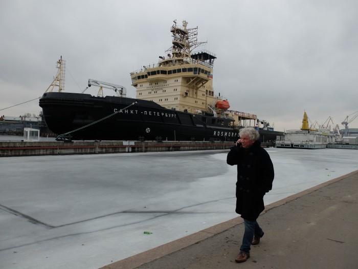 François Cuillandre sur les quais de Saint Pétersbourg. En arrière-plan le brise glace Saint-Pétersbourg qui sera à Brest en juillet 2016.