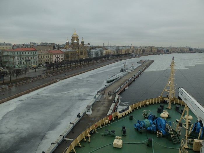 La ville de Saint-Pétersbourg vue depuis la passerelle du brise-glace « Saint-Pétersbourg ».
