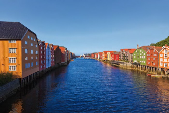 Entrepôts maritimes colorés de Bryggene à Trondheim