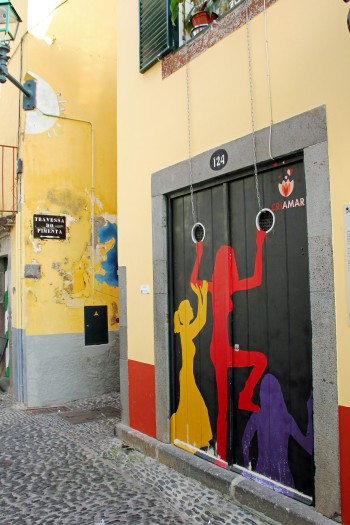 le quartier historique se découvre avec ses ruelles aux portes peintes par des artistes amateurs de talent 
