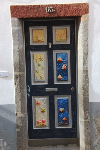 le quartier historique se découvre avec ses ruelles aux portes peintes par des artistes amateurs de talent 