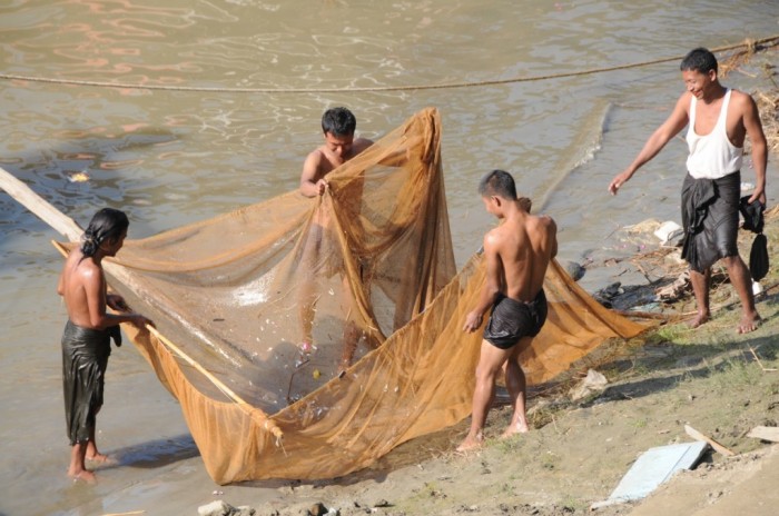 Sur la rive du fleuve Irrawaddy, la vie coule paisiblement.