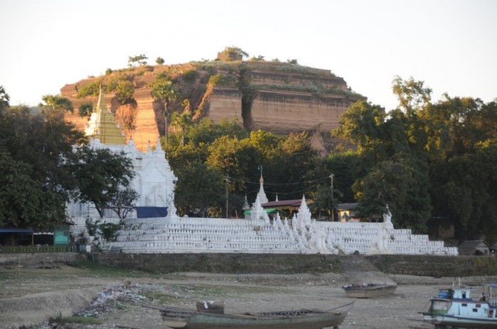 La pagode de Mingun partiellement détruite par un tremblement de terre.