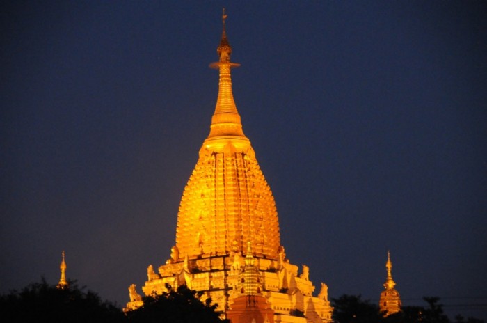 La nuit de Bagan est illuminée par des stupas dorés à l’or fin…