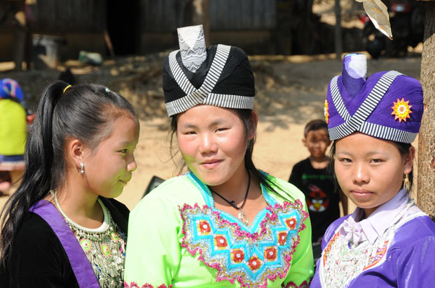 Ce jour-là, dans les villages près de Nong Khiaw, c’était le nouvel an des Mhongs et les jeunes filles étaient belles comme des princesses…