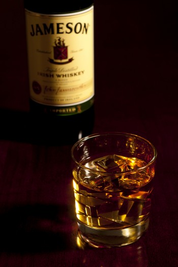 Bouteille de Jameson et verre de whisky