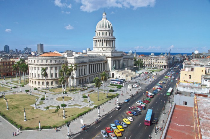 La Havane. Le Capitolio, depuis la terrasse de l’hôtel Saratan.