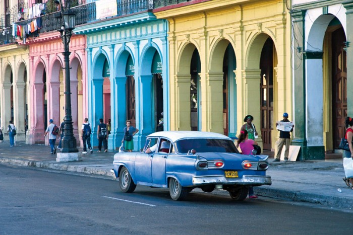 La Havane. Le Prado, la grande avenue de Havana centro qui relie le Capitolio au fort du Morro.