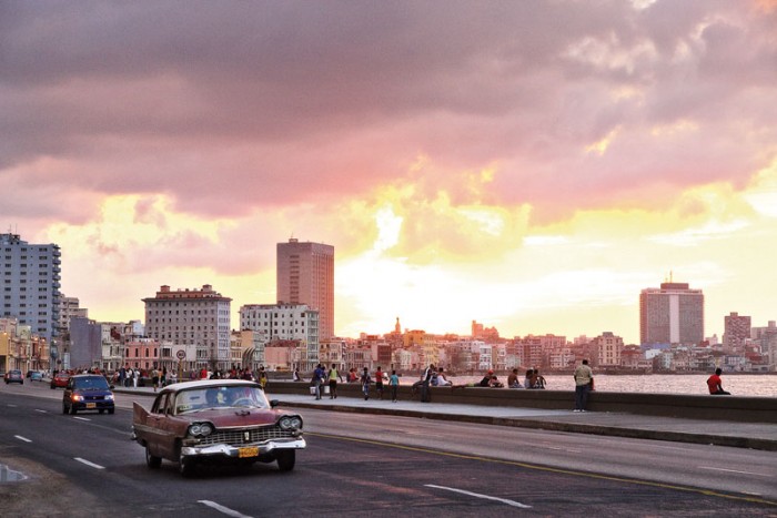 La Havane. le Malecon, le front de mer de 8 km au nord de la Havane.
