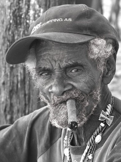 Vinales. Portrait d’un vieil homme, le cigare à la bouche.
