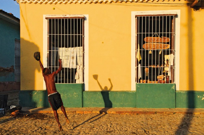 Trinidad. En fin de journée, des adolescents jouent au baseball dans les rues de Trinidad.