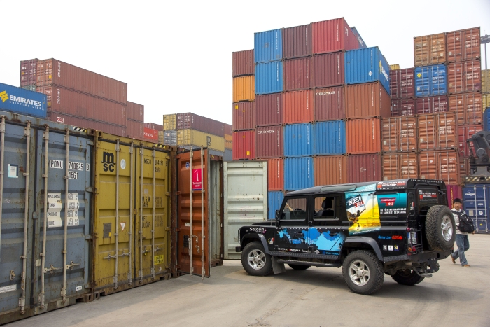 Dernière étape pour les 4×4, la traversée de la Chine vers l’Europe en porte-containers…