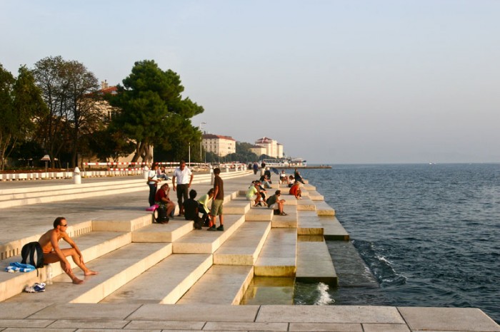 Sur le front de mer à Zadar, des orgues réellement marines, installées sous la cale, sonnent au gré du ressac et des vents dominants. Petits et grands adorent se baigner à cet endroit, où viennent aussi s’amarrer les paquebots. 