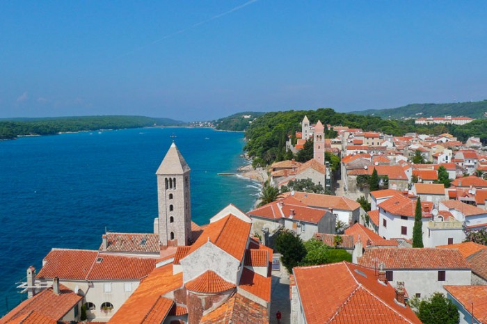 Vue sur l’île de Rab, en Croatie, un paradis minéral au milieu d’une eau cristalline.