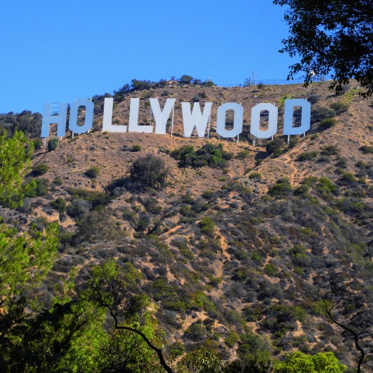 Le panneau, classé monument historique-culturel de Los Angeles, surplombant le quartier d’Hollywood