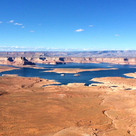 Formé par la construction du barrage sur le Colorado, le lac Powell, second lac artificiel du pays, est une zone de loisirs très fréquentée.