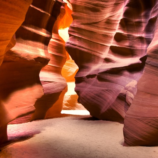 A deux pas de Page, ne manquer sous aucun prétexte Antelope Canyon, une faille étroite où la lumière du soleil au zénith vient baigner les parois de grès de couleurs châtoyantes.