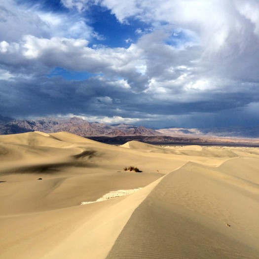 Les dunes de Mesquites sont le résultat de particules rocheuses arrachées aux chaines de montagnes environnantes.