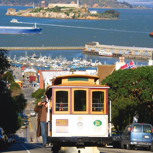 L’un des fameux cable cars qui sillonnent la ville, au fond, l’ancien pénitencier d’Alcatraz.