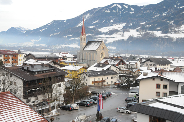 Le village de Stans, blotti autour de son église, au coeur de la vallée de Schwaz.