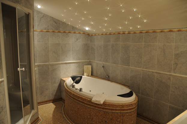 Certaines chambres sont équipées de somptueuses baignoires jacuzzi.