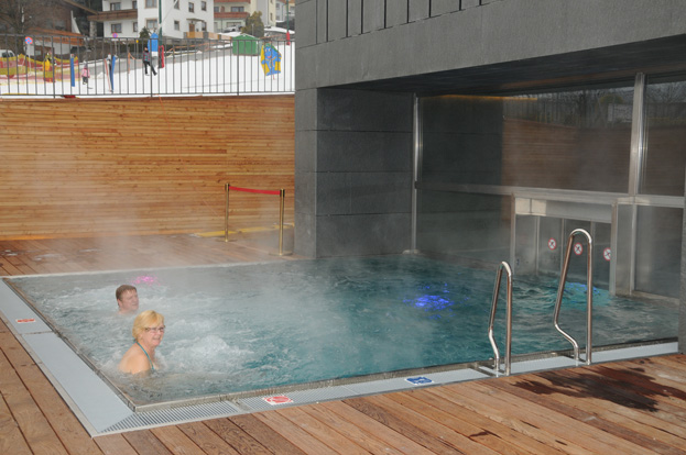 La piscine du spa s’ouvre sur l’extérieur : on peut s’y prélasser sous la neige !