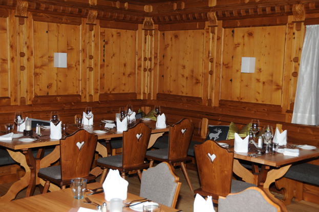 La grande salle à manger traditionnelle où sont servis les diners.