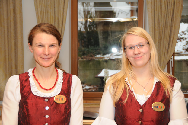 Monika (à gauche) responsable de l’accueil et une des réceptionnistes : le français est largement pratiqué.