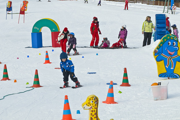 Près de l’hôtel, des équipements ont été mis en place pour initier les enfants au ski en toute sécurité.