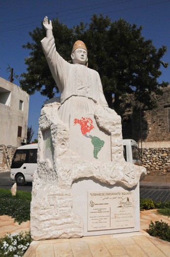 Une statue rend hommage à la diaspora libanaise qui s’est éparpillée dans le monde entier.