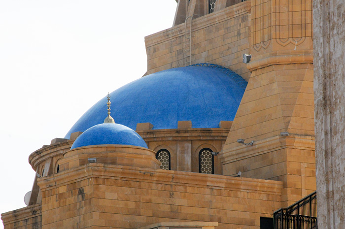 La grande mosquée dresse ses dômes d’un bleu éclatant dans le ciel de Beyrouth.