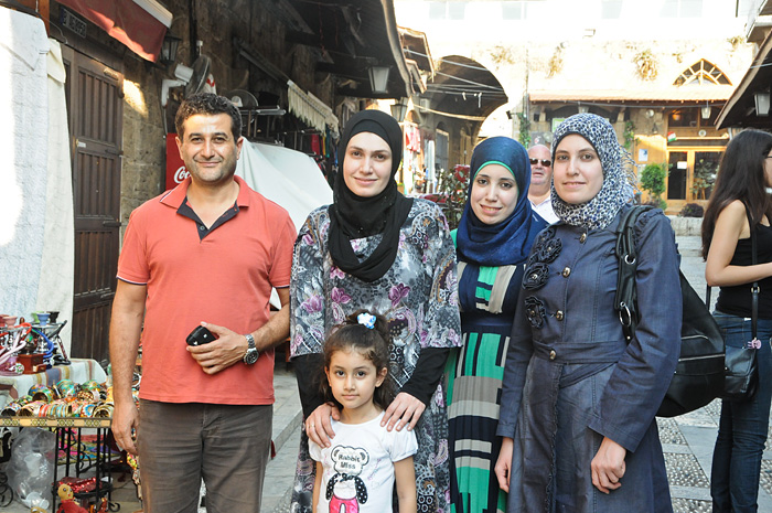 Promenade familiale dans le souk de Byblos.