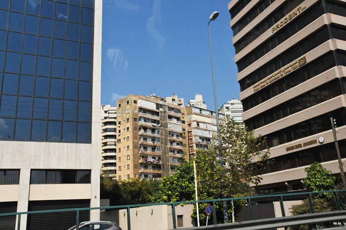 Derrière les grands immeubles neufs se cachent encore ceux qui ont souffert des années de guerre civile et des bombardements israéliens plus récents.
