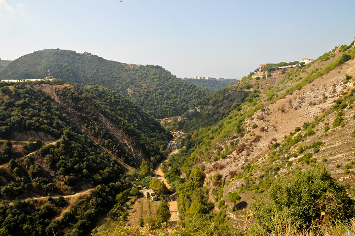 La ville de Beyrouth est surplombée part une montagne boisée, creusée par de profondes vallées comme celle de Nahr el Beyrouth, célèbre pour ses grottes.