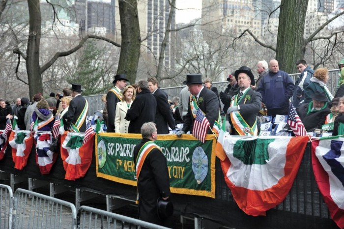 Tribune irlandaise installée pour le défilé de la Saint-Patrick, à la hauteur de Central Park.