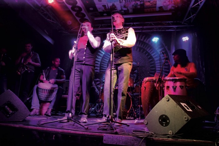Concert britto-new-yorkais au Shrine, un célèbre pub de Harlem pendant les fêtes de la Saint-Patrick