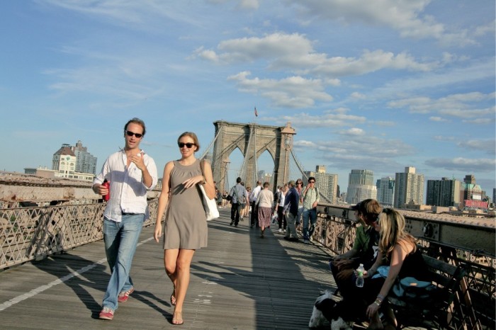 La traversée du Pont de Brooklyn, qui relie Manhattan à ce quartier dynamique, livre de superbes panorama sur la East River et sur la célèbre Skyline de la grosse pomme.