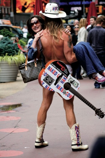 « Le Cow-boy nu », un des amuseurs de rue les plus célèbres au monde, sur Times Square.