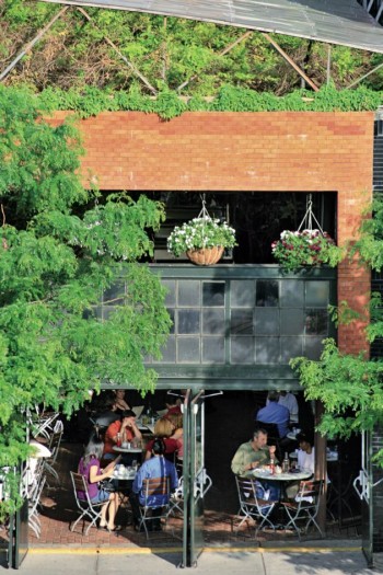 Entre art, bio et bohème, New-York comme de nombreuses villes américaines voit s’ouvrir des échopes et restaurants qui misent sur le slow food et cultivent même leurs propres légumes sur les toits, comme sur le cliché ci-contre. 