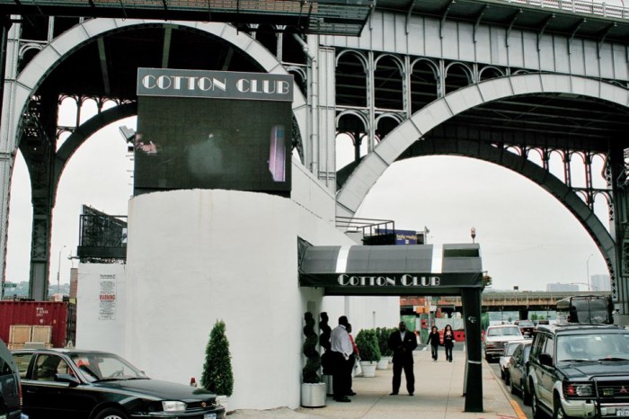 Ci-contre, le célèbre Cotton Club, de Harlem, un club de jazz où a été tourné le célèbre film.
