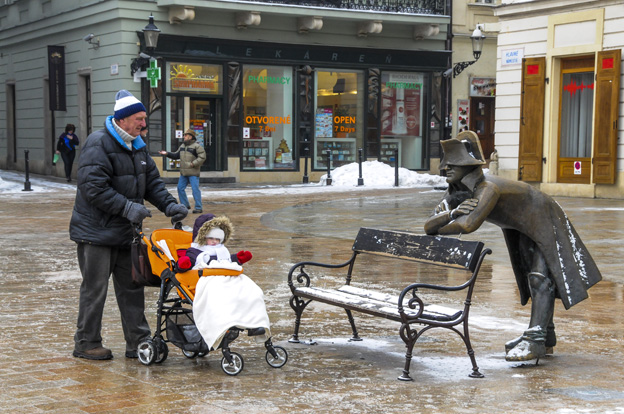 Sur la place centrale de Bratislava, un Bonaparte débonnaire regarde passer les promeneurs…