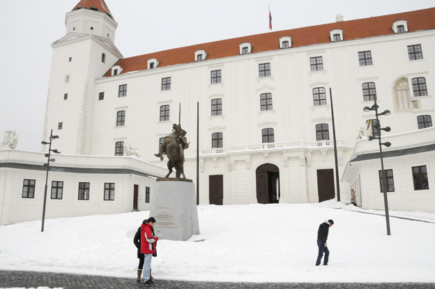 Une forteresse magnifiquement restaurée domine la ville et veille sur le Danube qui coule en contrebas.