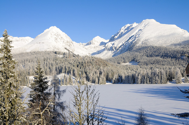 La jolie station de Strbske Pleso est entourée de massifs montagneux lumineux dès d’un rayon de soleil les éclaire.